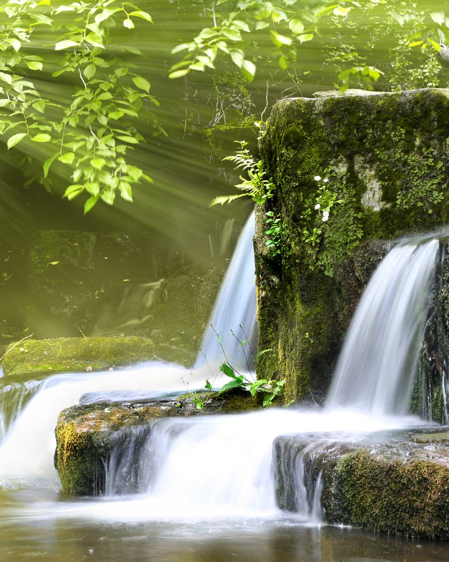 Water dat over bemoste stenen naar beneden stroomt